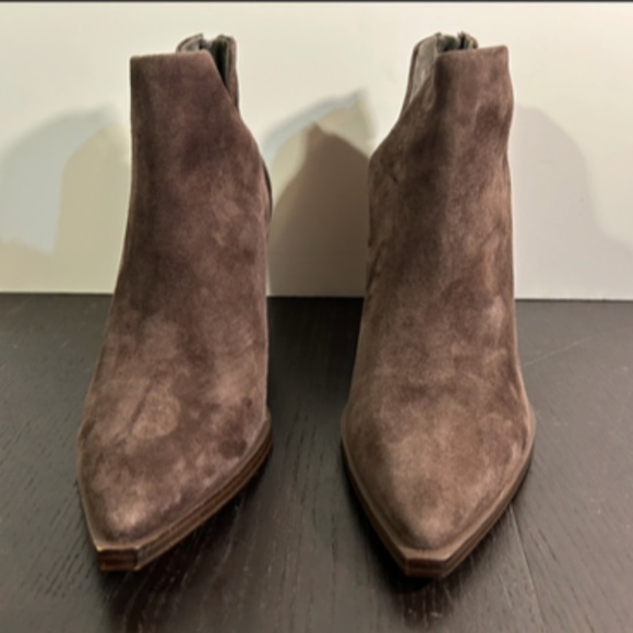 NWOB Vince Camuto Gigietta Suede Back Zip Chelsea Booties Brown Size 9.5 - Picture 4 of 14